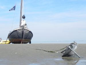 Plattbodenboot liegt Trocken auf einer Sandbank